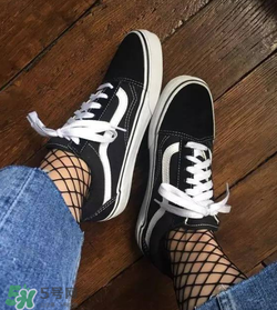 漁網(wǎng)襪牛仔褲怎么搭配好看？網(wǎng)襪破洞牛仔褲怎么搭配？