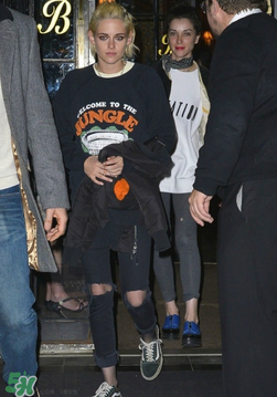 漁網(wǎng)襪牛仔褲怎么搭配好看？網(wǎng)襪破洞牛仔褲怎么搭配？