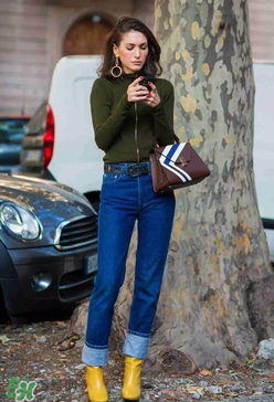 翻邊牛仔褲搭配什么上衣？翻邊牛仔褲配什么上衣好看？