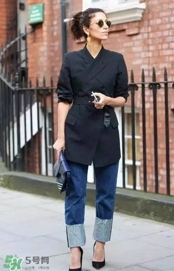 翻邊牛仔褲搭配什么上衣？翻邊牛仔褲配什么上衣好看？