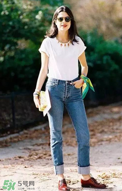 翻邊牛仔褲搭配什么上衣？翻邊牛仔褲配什么上衣好看？