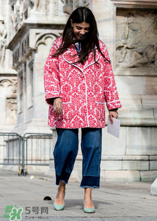 闊腿牛仔褲搭配什么上衣？牛仔闊腿褲配什么上衣好看？