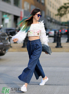 闊腿牛仔褲搭配什么上衣？牛仔闊腿褲配什么上衣好看？