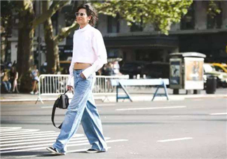 牛仔闊腿褲搭配什么鞋子？闊腿牛仔褲搭配什么鞋子好看？