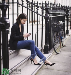 流蘇牛仔褲搭配什么上衣？流蘇牛仔褲配什么上衣好看？