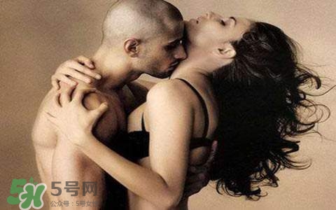 男人為什么喜歡抓女人的胸？男人摸女人的胸部