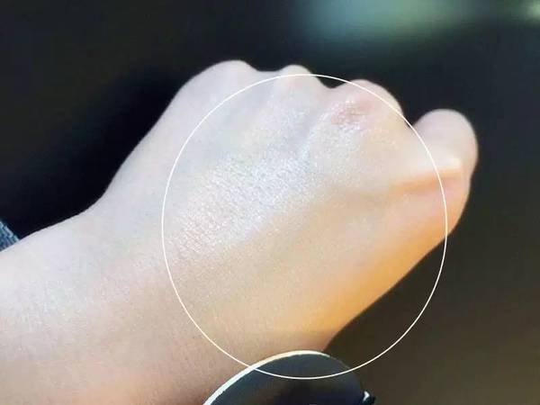 ysl蕾絲氣墊粉餅怎么樣？ysl蕾絲氣墊粉餅好用嗎？