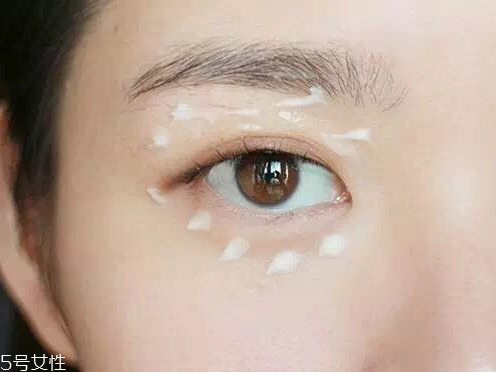 眼周皮膚怎么保養(yǎng) 眼周皮膚用什么護(hù)膚品 眼周皮膚怎么保養(yǎng) 眼周皮膚用什么護(hù)膚品