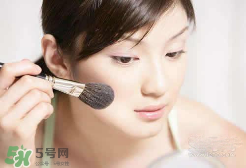 涂了隔離還要涂bb霜嗎？先涂隔離還是先涂bb霜？