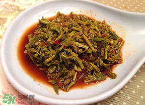 涼拌香椿要過水嗎？香椿涼拌前需要用開水焯一下嗎？