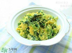 香椿炒雞蛋不能和什么同吃？香椿炒雞蛋什么人不能吃？