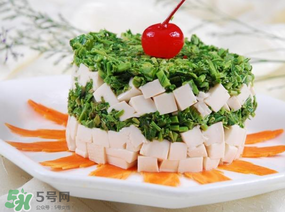 香椿拌豆腐怎么做好吃？香椿拌豆腐放什么油？