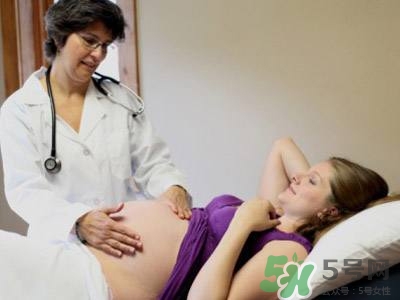 孕期高潮宮縮會怎樣？孕期高潮對小孩有害嗎？