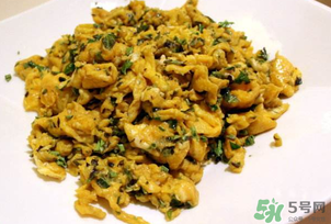 香椿炒雞蛋好吃嗎？吃香椿炒雞蛋好嗎？