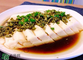 香椿炒豆腐怎么做好吃？香椿炒豆腐的做法