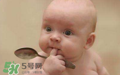 四個月的寶寶可以喝果汁嗎？寶寶四個月能喝果汁嗎？