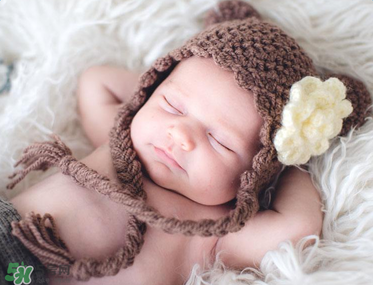 四個月的寶寶可以喝果汁嗎？寶寶四個月能喝果汁嗎？