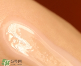 蘭嘉絲汀粉水和蘭蔻粉水哪個(gè)好？蘭嘉絲汀粉水和蘭蔻粉水對比