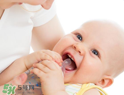 寶寶喝水喝奶要分開(kāi)用奶瓶嗎？奶瓶喝水和喝奶要分開(kāi)嗎？