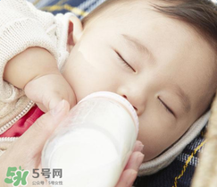 寶寶喝水喝奶要分開(kāi)用奶瓶嗎？奶瓶喝水和喝奶要分開(kāi)嗎？