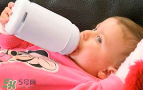 寶寶喝水喝奶要分開(kāi)用奶瓶嗎？奶瓶喝水和喝奶要分開(kāi)嗎？