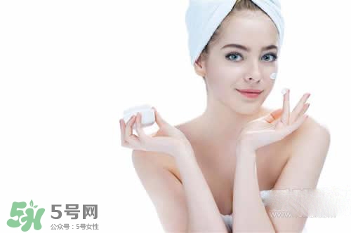 肌底液晚上可以用嗎？肌底液白天還是晚上用