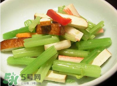 芹菜怎么炒好吃？芹菜怎么炒不苦
