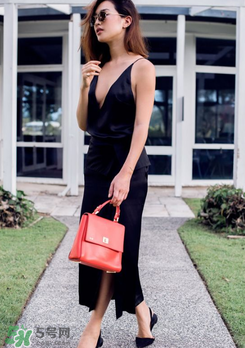 吊帶裙里面穿什么內衣？吊帶裙怎么穿內衣？