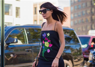 吊帶裙怎么搭配？吊帶裙怎么搭配好看？