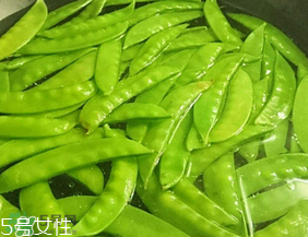 ?炒荷蘭豆要焯水嗎？荷蘭豆不焯水能吃嗎？