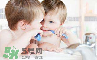 寶寶不肯刷牙一刷就哭怎么辦？怎么樣讓寶寶養(yǎng)成刷牙的習(xí)慣？