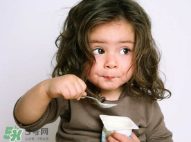 吃蝦爬子能喝酸奶嗎？蝦爬子和酸奶能一起吃嗎？