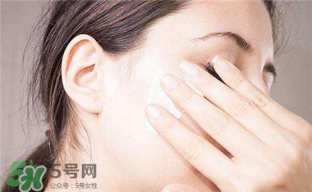 磨砂膏可以當(dāng)洗面奶嗎?用磨砂膏還用洗面奶嗎? 磨砂膏可以當(dāng)洗面奶嗎?用磨砂膏還用洗面奶嗎?