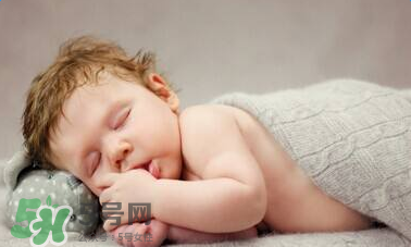 寶寶可以和爸爸媽媽一起睡嗎？寶寶出生后在哪睡覺好？