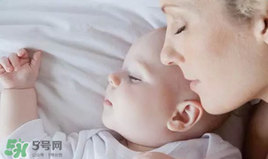 寶寶可以和爸爸媽媽一起睡嗎？寶寶出生后在哪睡覺好？