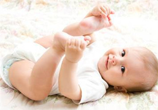 寶寶可以和爸爸媽媽一起睡嗎？寶寶出生后在哪睡覺好？