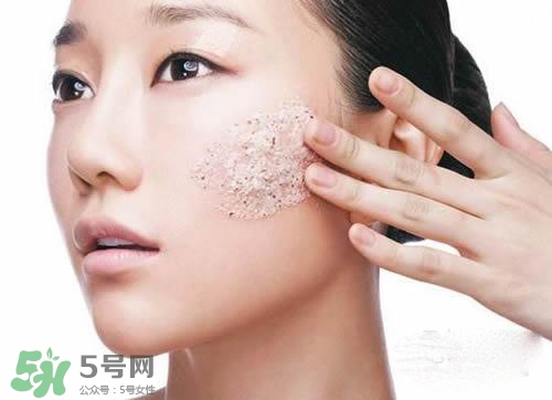 先用磨砂膏還是先用洗面奶？磨砂膏和洗面奶哪個(gè)先用？