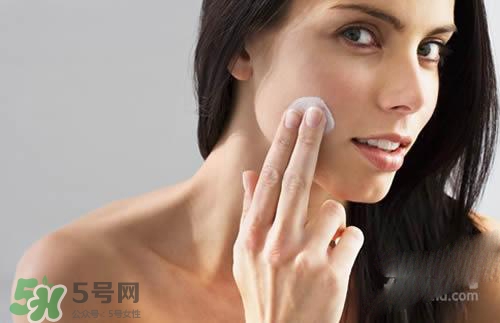 先用磨砂膏還是先用洗面奶？磨砂膏和洗面奶哪個(gè)先用？