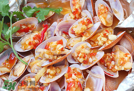 花甲能和白酒一起吃嗎？花甲和白酒在一起會(huì)食物中毒嗎？