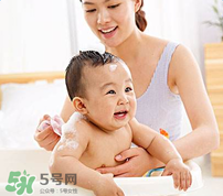 寶寶流鼻涕了還能洗澡嗎？寶寶夏天感冒能不能洗澡？