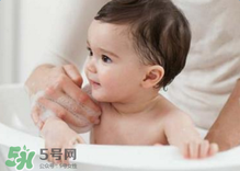 寶寶流鼻涕了還能洗澡嗎？寶寶夏天感冒能不能洗澡？