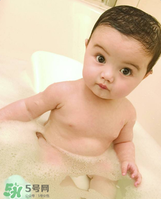 寶寶流鼻涕了還能洗澡嗎？寶寶夏天感冒能不能洗澡？