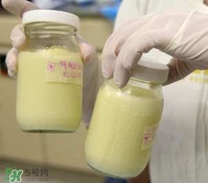 我的奶水發(fā)黃是怎么回事？ 哺乳期奶水發(fā)黃還可以喂奶嗎？