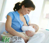 我的奶水發(fā)黃是怎么回事？ 哺乳期奶水發(fā)黃還可以喂奶嗎？