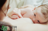 哺乳期奶水有血是什么原因？哺乳期奶水有血能喂奶嗎？