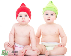 如何判斷新生兒已經(jīng)吃飽？新生兒吃飽了有什么表現(xiàn)？