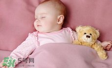 如何判斷新生兒已經(jīng)吃飽？新生兒吃飽了有什么表現(xiàn)？