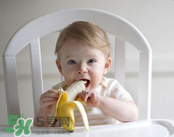 如何判斷新生兒已經(jīng)吃飽？新生兒吃飽了有什么表現(xiàn)？