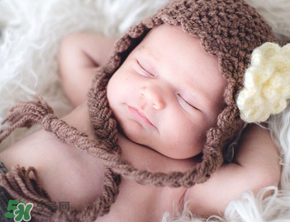 小孩開(kāi)著燈睡覺(jué)好嗎？寶寶睡覺(jué)開(kāi)著燈對(duì)身體有危害嗎？