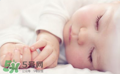 小孩開(kāi)著燈睡覺(jué)好嗎？寶寶睡覺(jué)開(kāi)著燈對(duì)身體有危害嗎？